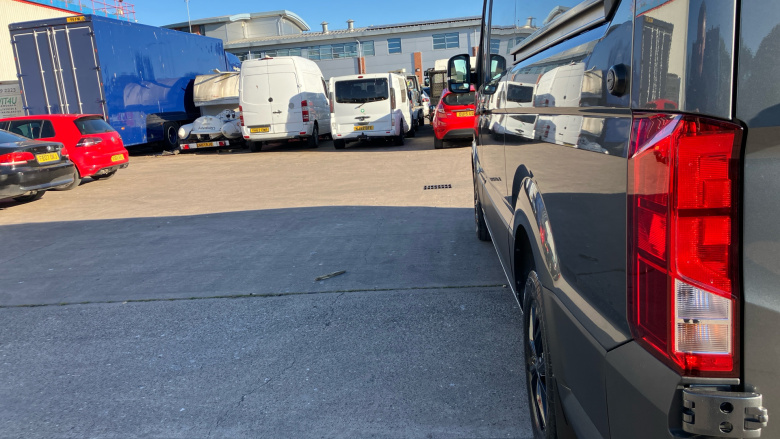 Volkswagen Crafter Cr35 Mwb Diesel Fwd 2.0 TDI 140PS Commerce Plus High Roof Van